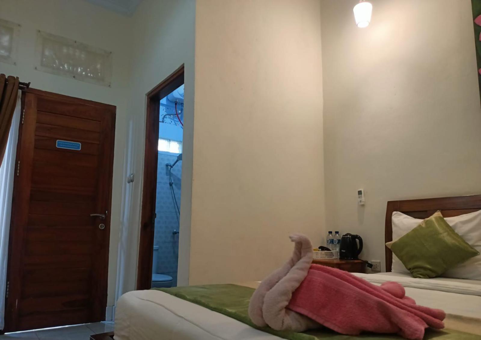 Green Palace Homestay Batununggul Extérieur photo